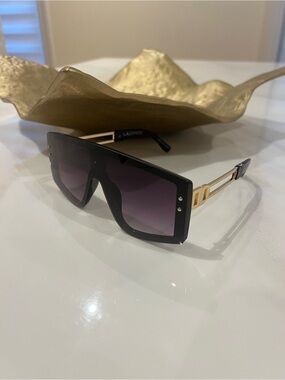 🆕Oversize  Shield Sunglasses in Black and Gold